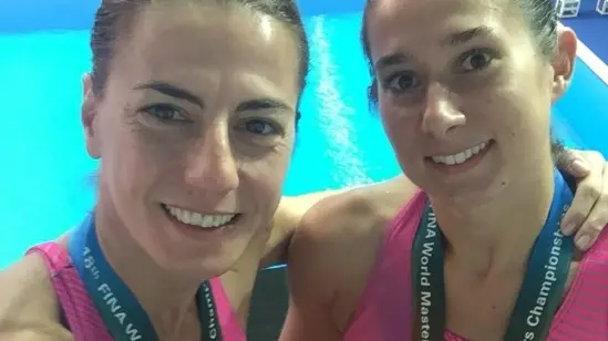 Laura Minini (a destra) è fisioterapista e compagna di squadra