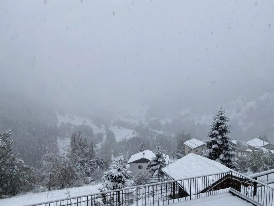 La neve è scesa al passo Tonale: tutto è imbiancato