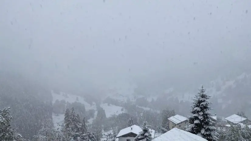 La neve è scesa al passo Tonale: tutto è imbiancato