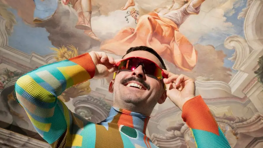 Edoardo Monti negli spazi del palazzo-residenza d’artista - Foto Luca Santese