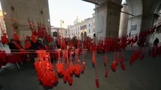 25 novembre, l'installazione con le scarpette rosse in Loggia