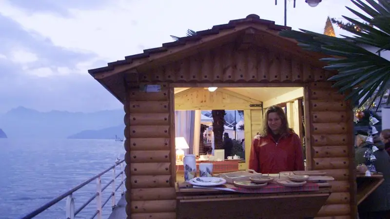 Una casetta di legno natalizia sul lungolago di Iseo