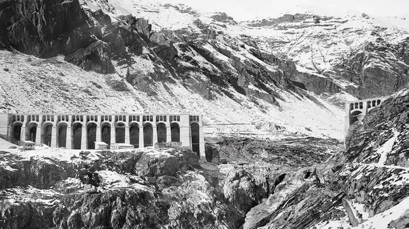 La diga del Gleno con lo squarcio provocato dal crollo - Archivio Fondazione Negri