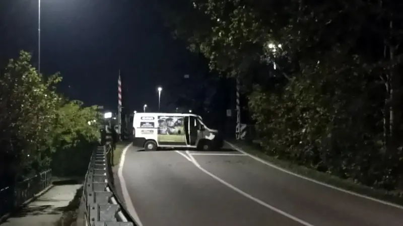 Assalto al magazzino a Poncarale, furgoni di traverso per bloccare le strade - © www.giornaledibrescia.it