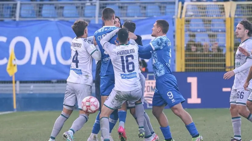 La rissa durante Como-FeralpiSalò