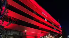 A2A, la sede di via Lamarmora illuminata di rosso - © www.giornaledibrescia.it