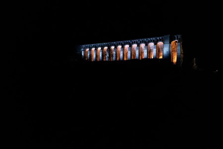 Le luci blu per ricordare il disastro della diga del Gleno