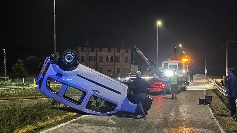 L'auto ribaltata dopo lo scontro alla frazione Ponterosso di Ghedi