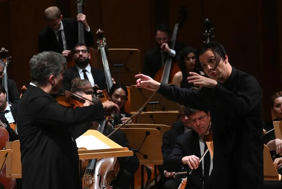 Ovazioni al Grande per il maestro Currentzis