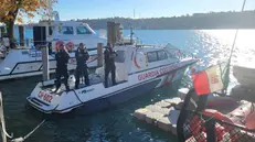La nuova motovedetta e l'equipaggio - Foto Guardia costiera