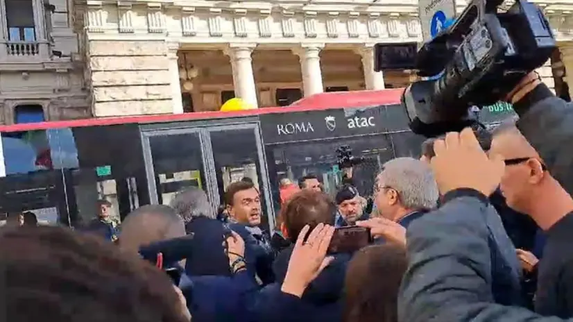 Un momento dello scontro tra Prandini e Della Vedova davanti a Palazzo Chigi - Foto Ansa © www.giornaledibrescia.it