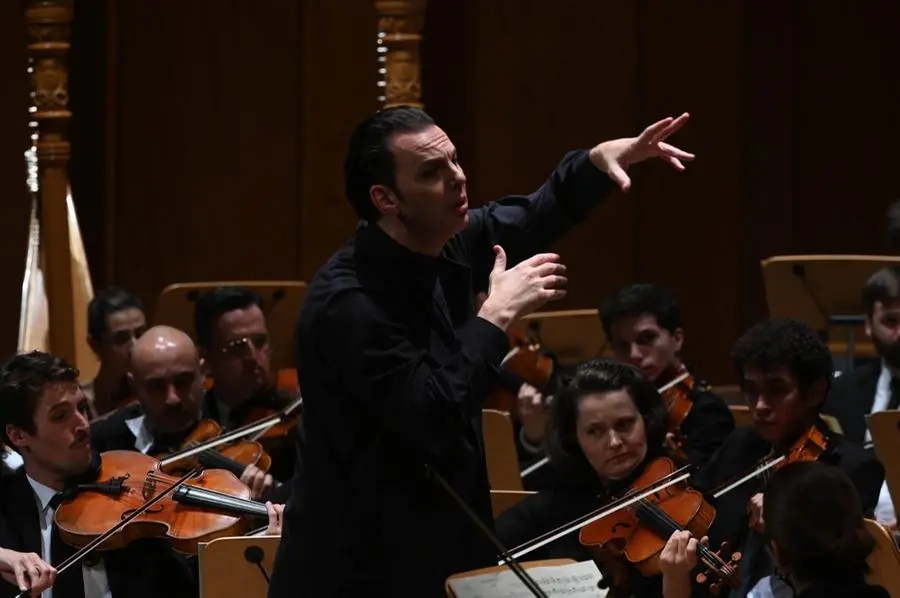 Ovazioni al Grande per il maestro Currentzis