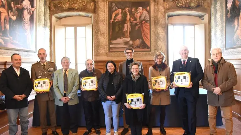 La consegna dei defibrillatori in Loggia