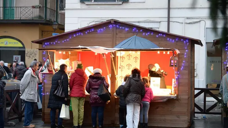 Una casetta di legno in centro città