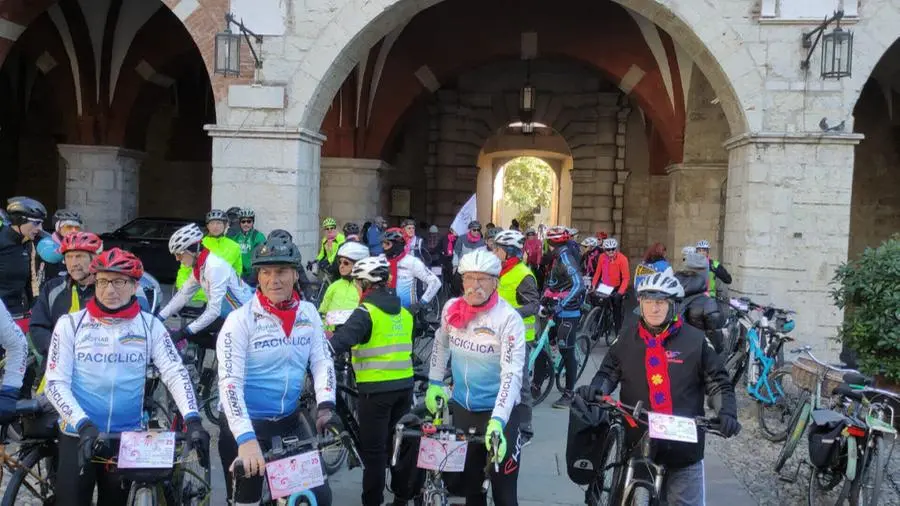 25 novembre, l'arrivo della pedalata di impegno civile in Broletto