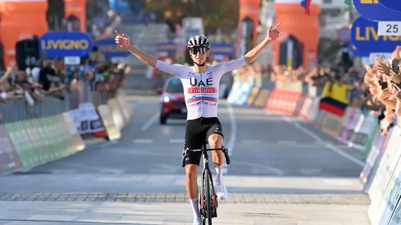Pogacar sul traguardo di Bergamo lo scorso ottobre: tre le edizioni del Giro di Lombardia che ha fatto sue