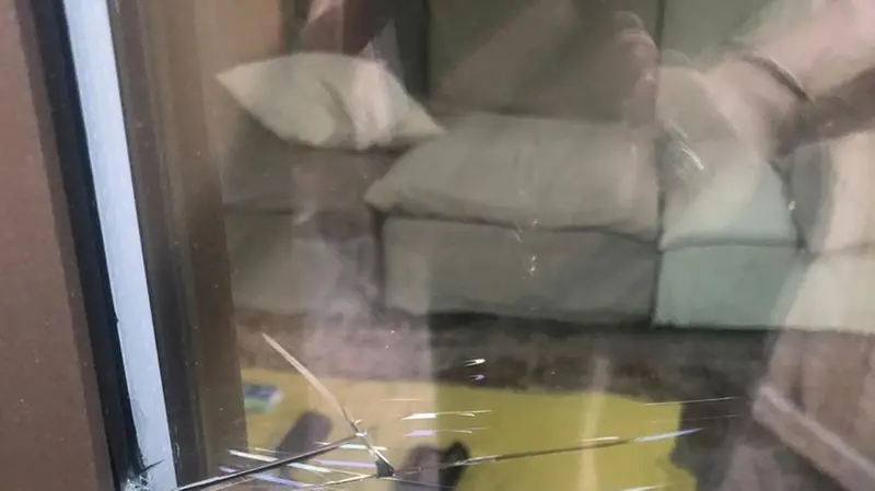 I segni lasciati dal tentativo dei ladri in introdursi in casa © www.giornaledibrescia.it