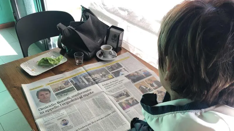 Una donna legge la notizia della condanna - © www.giornaledibrescia.it