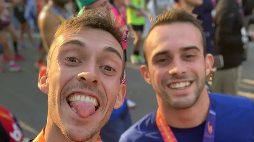 Il bresciano Federico Romano con gli amici della comunità Lautari