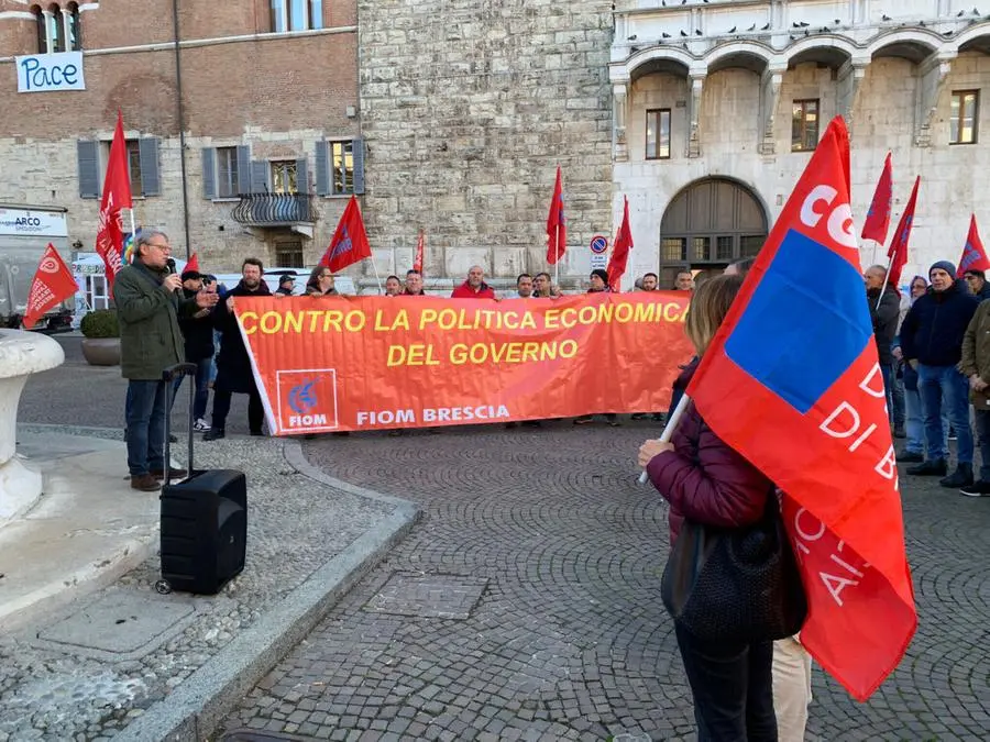 La manifestazione in piazza Paolo VI