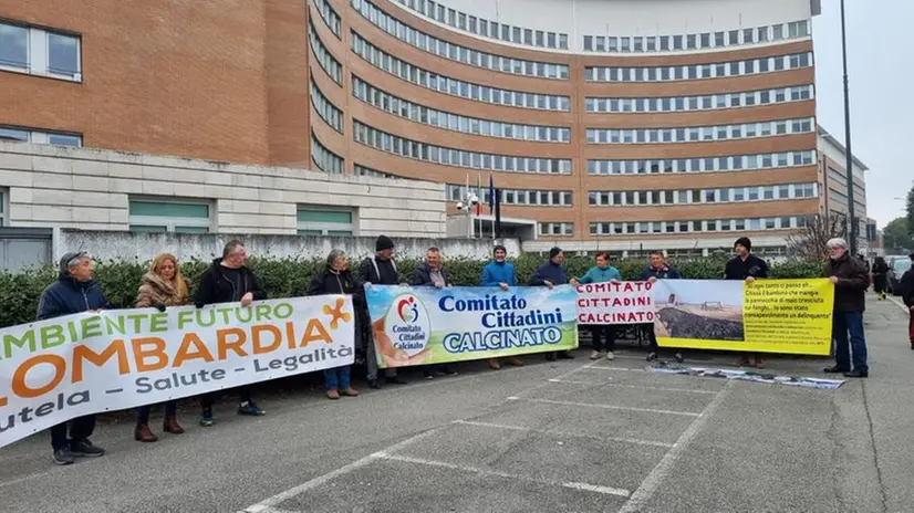 La protesta degli attivisti fuori dal tribunale di Brescia - © www.giornaledibrescia.it