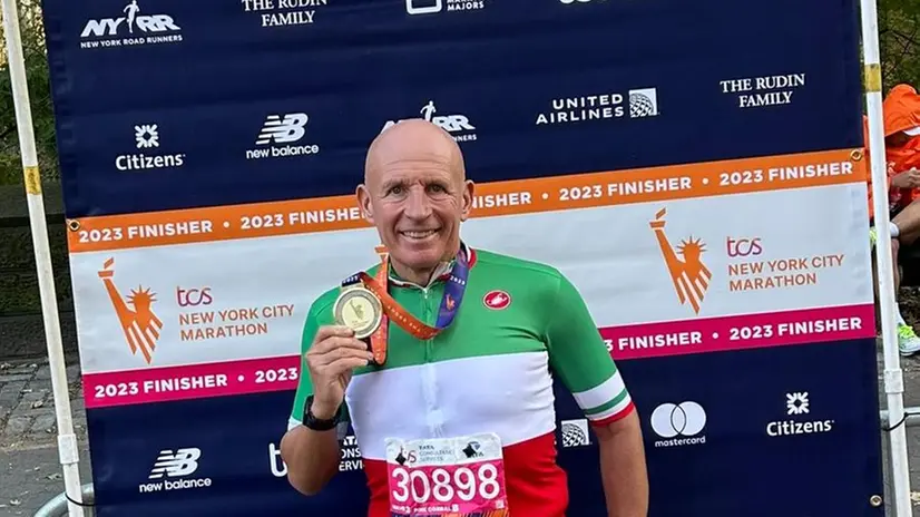 Gabriele Trebeschi con un'altra bresciana, la famiglia e all'arrivo