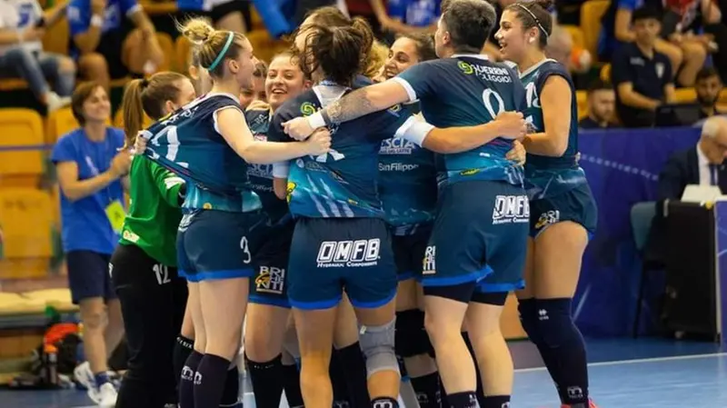 Esultante con le compagne - © www.giornaledibrescia.it