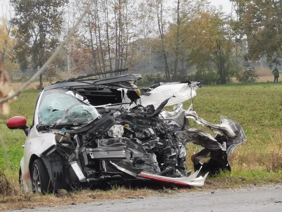 I resti dell'auto dopo l'incidente - © www.giornaledibrescia.it