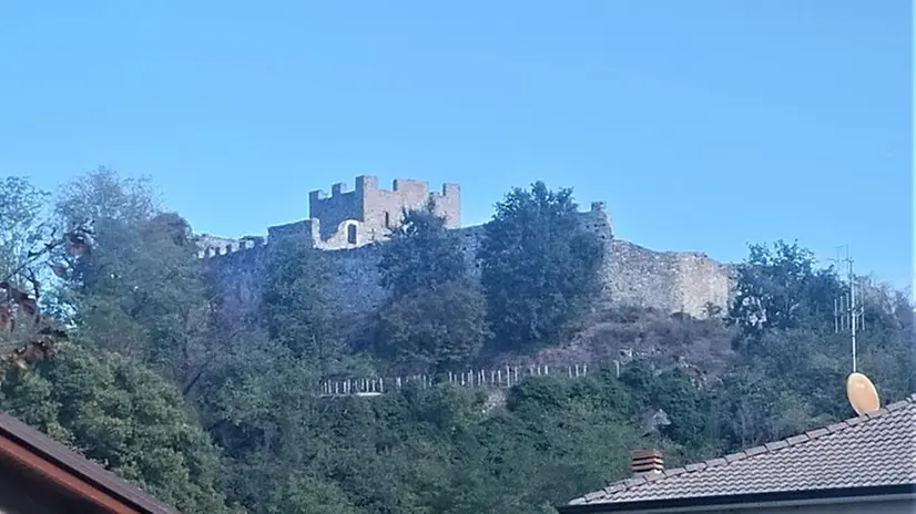 L'area verde in vendita è attorno a antico castello Lantieri