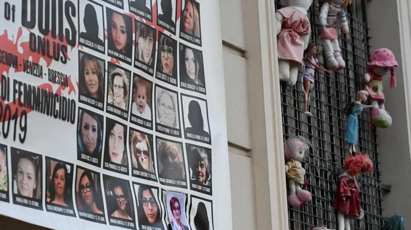 «Wall of dolls», una manifestazione contro la violenza di genere in Piazza Garibaldi - Foto Gabriele Strada/Neg © www.giornaledibrescia.it