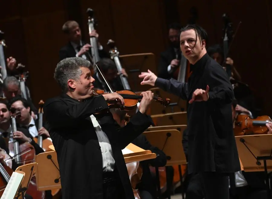 Ovazioni al Grande per il maestro Currentzis