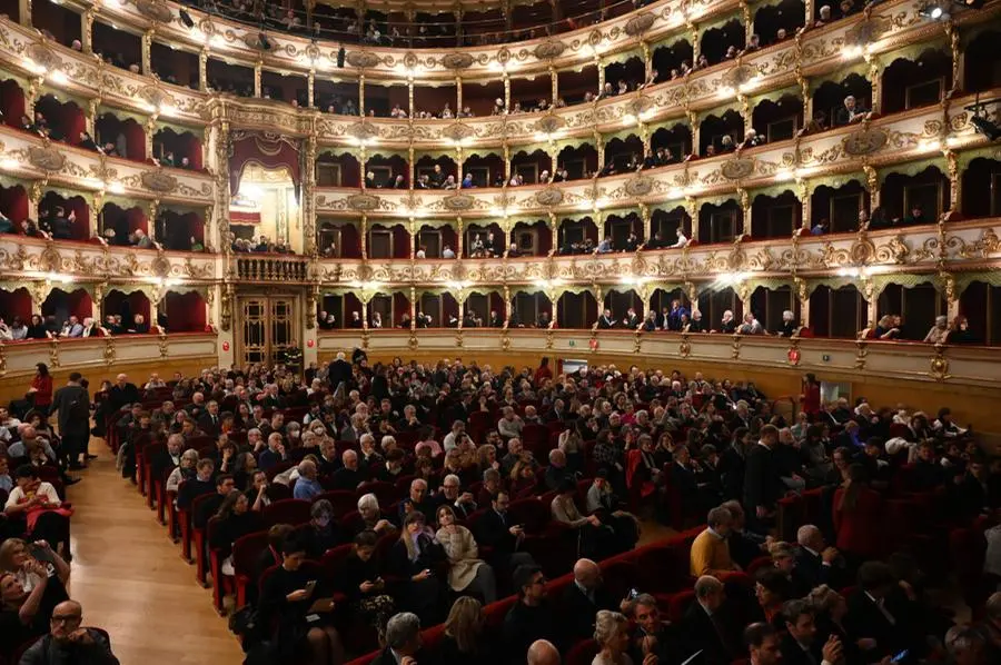 Ovazioni al Grande per il maestro Currentzis