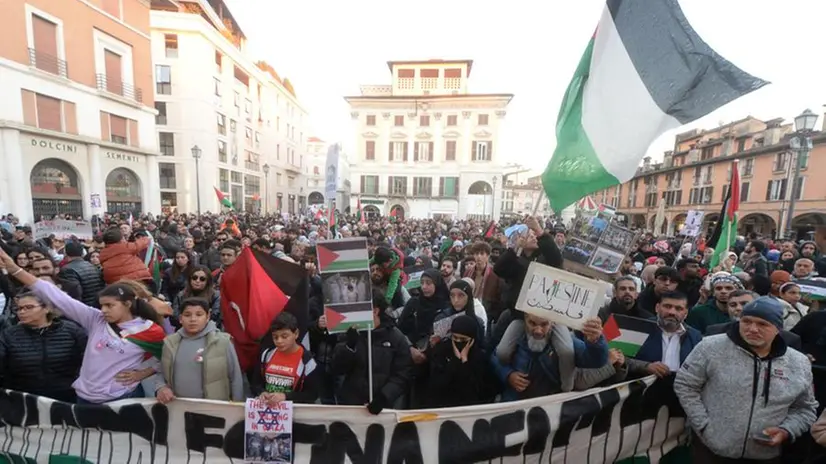 Il corteo pro Palestina in centro a Brescia