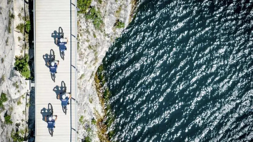 Gli agenti della Polizia in bici lungo la ciclopedonale a Limone sul Garda - Foto di Massimo Sestini