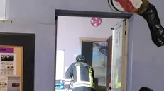 In via Milano, le fiamme hanno distrutto il locale della dispensa