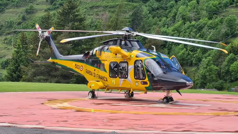 L'elicottero in dotazione al Soccorso Alpino della Guardia di Finanza di Edolo
