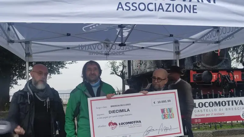 La consegna delle donazioni all'associazione Palco giovani