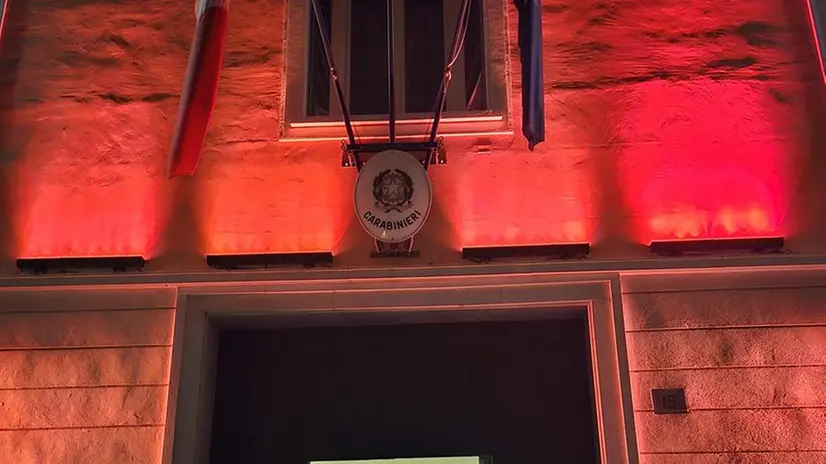 La caserma dei Carabinieri illuminata di arancio