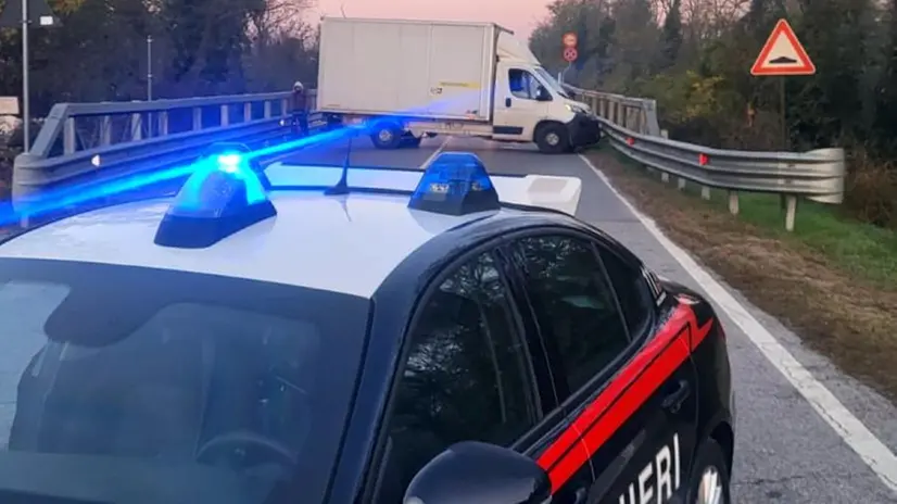 Il magazzino nel quale ha colpito la banda e i veicoli utilizzati come ostacoli