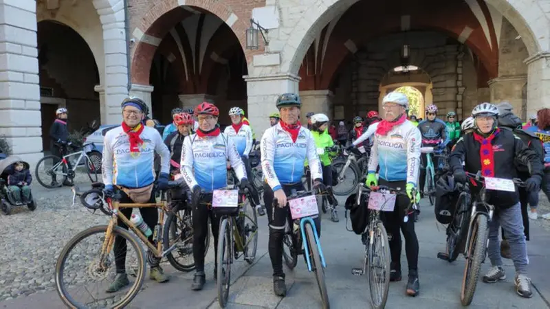 25 novembre, l'arrivo della pedalata di impegno civile in Broletto