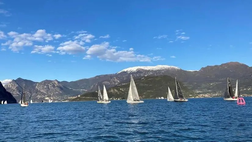 Autunno-Inverno del sebino con vento leggero da nord e prima neve sul Guglielmo