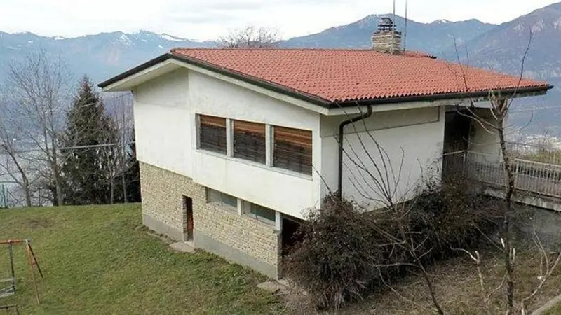 L'edificio della ex scuola, comprato dagli imprenditori belgi - © www.giornaledibrescia.it