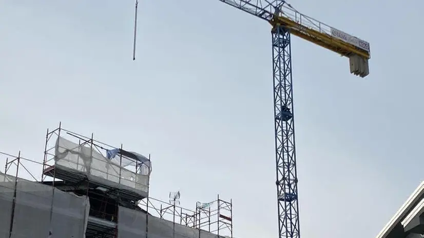 La protesta degli operai sulle gru a Calcinato