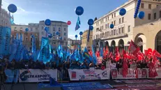 I manifestanti in piazza Vittoria
