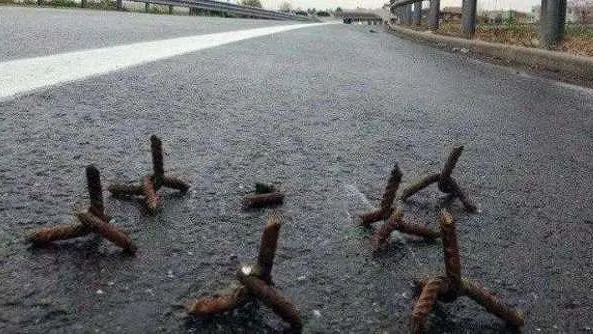 Nella foto d'archivio, triboli per forare le gomme