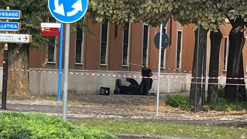 La zona recintata in via Veneto per l'allarme bomba