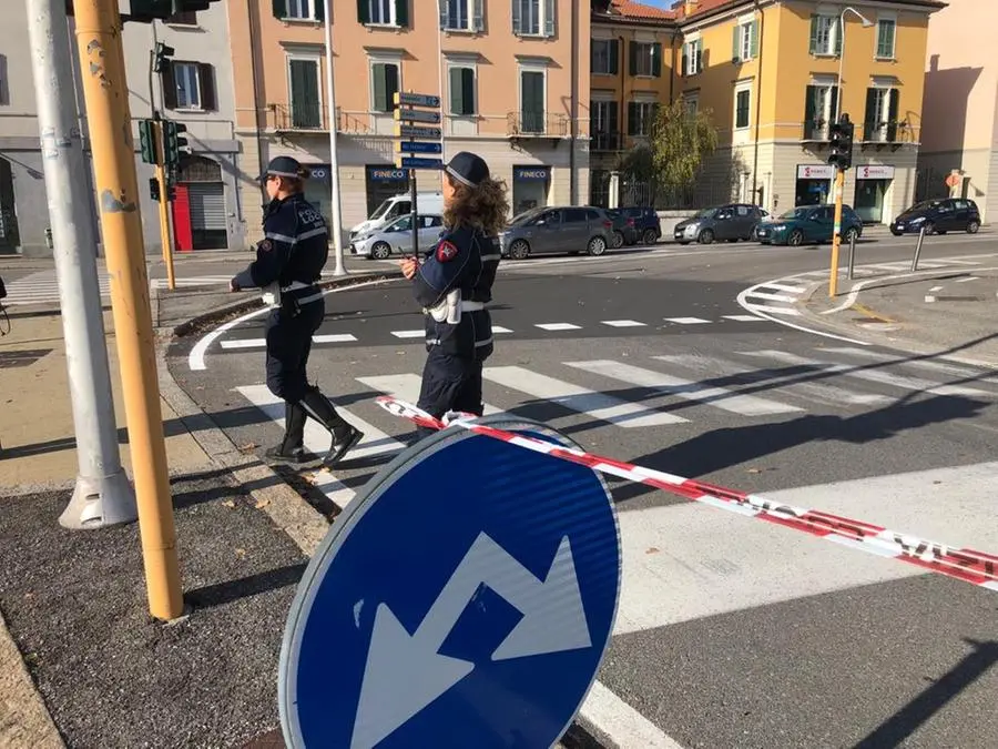 La zona recintata in via Veneto per l'allarme bomba