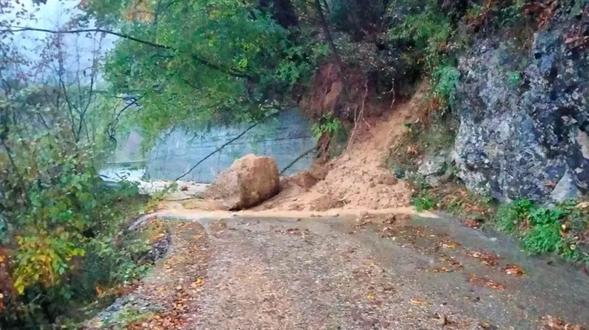 Fango e massi su una strada colpita dal maltempo © www.giornaledibrescia.it