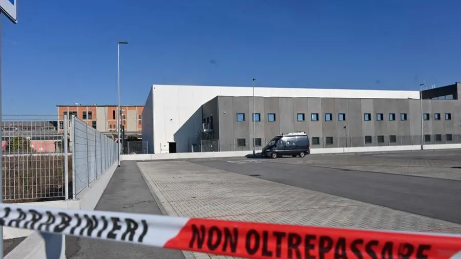 Il magazzino a Poncarale preso d'assalto - Foto Gabriele Strada/Neg © www.giornaledibrescia.it