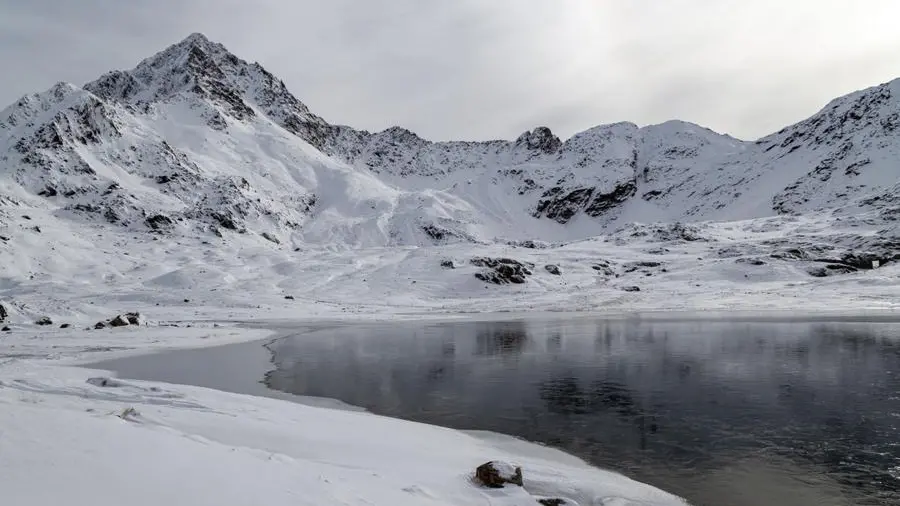 Il lago Bianco innevato in una foto di inizio novembre - Foto Facebook Salviamo il Lago Bianco